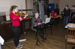 Theresa und Dr. Günther Strobel eröffnen den Vormittag musikalisch, Christoph Rösch begrüßt.