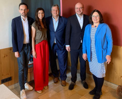 von links nach rechts: Christoph Rösch, Michaela Ebner (beide stv. Kreisvorsitzende,), Carsten Träger (MdB, parl. Staatssekretär im Umweltministerium), Dr. Bastian Wojek (Kreisvorsitzender), Petra Hinkl (stv. Kreisvorsitzende, Fraktionsvorsitzende)